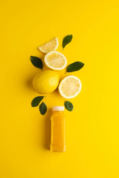 Nahaufnahme Der Flasche Mit Saft Zitrone Zitronenscheiben Und Blättern Mit — Stockfoto