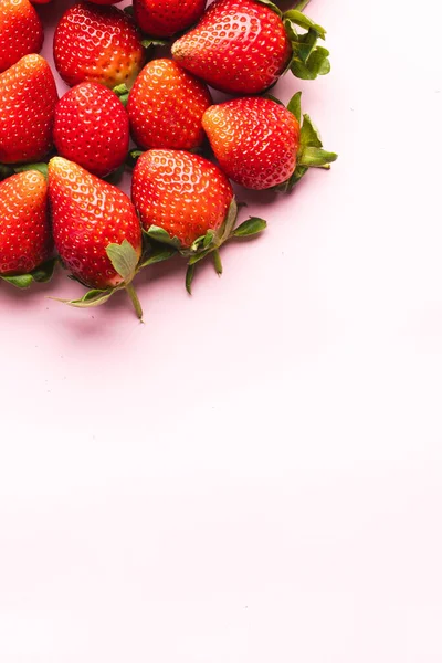 Zamknij Truskawki Skopiuj Miejsce Różowym Tle Pojęcie Owoców Jagód Żywności — Zdjęcie stockowe