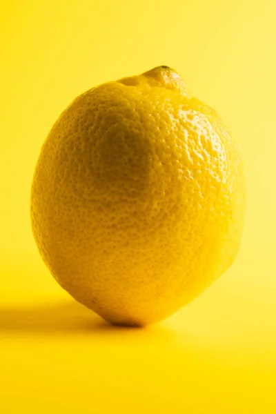 Schließen Sie Zitrone Und Kopieren Sie Platz Auf Gelbem Hintergrund — Stockfoto