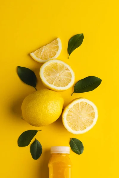 Nahaufnahme Der Flasche Mit Saft Zitrone Zitronenscheiben Und Blättern Mit — Stockfoto