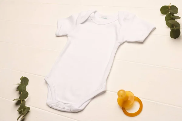 白い赤ん坊の平らな層は白い背景のコピーのスペースが付いている成長し ダミー ベビーファッション ファブリックコンセプト — ストック写真