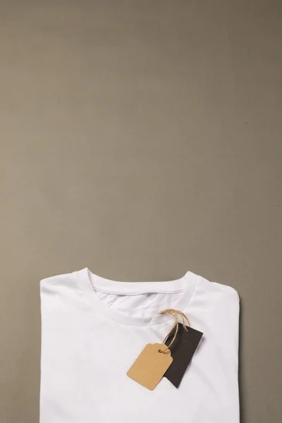 Διπλωμένο Λευκό Πουκάμισο Ετικέτες Αντίγραφο Χώρου Καφέ Φόντο Έννοια Μόδας — Φωτογραφία Αρχείου