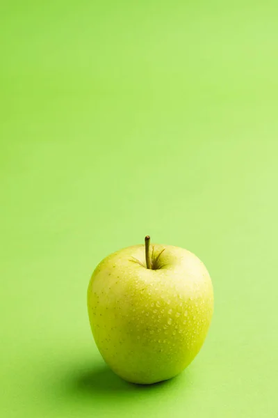 Nahaufnahme Von Grünem Apfel Und Kopierfläche Auf Grünem Hintergrund Obst — Stockfoto