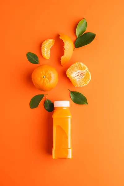 Nahaufnahme Der Flasche Mit Saft Mandarine Segmenten Und Blättern Mit — Stockfoto