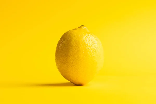 Cierre Limón Copiar Espacio Fondo Amarillo Frutas Frutas Exóticas Alimentos — Foto de Stock