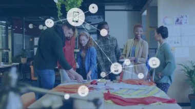 Çeşitli tasarımcıların masadaki kumaşları kontrol etmesi üzerine bağlı telefon ve müzik simgelerinin animasyonu. Dijital kompozit, ses, medya, taşınabilir, teknoloji, moda, iş dünyası, takım çalışması ve ofis.