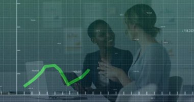 Ofiste bir tablet üzerinde tartışan iki farklı kadının istatistiksel veri işleme animasyonu. Bilgisayar arayüzü ve iş veri teknolojisi kavramı