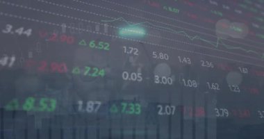 Gök gürültüsü sembolünün grafikler, ticaret tahtaları ve gökyüzüne karşı modern şehir üzerinde daire şeklinde canlandırılması. Dijital bileşik, çoklu pozlama, rapor, iş, güç, mimari ve borsa kavramı.