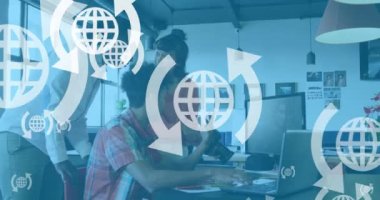 Kamerada model fotoğraflara bakan çeşitli iş arkadaşlarının üzerindeki okların animasyonu. Dijital bileşim, çoklu pozlama, küreselleşme, tartışma ve teknoloji kavramı.