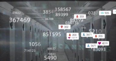 Sosyal medya simgelerinin animasyonu, değişen numaralar, sunucu odasında siber güvenlik veri işleme. Siber güvenlik ve iş veri depolama teknolojisi kavramı