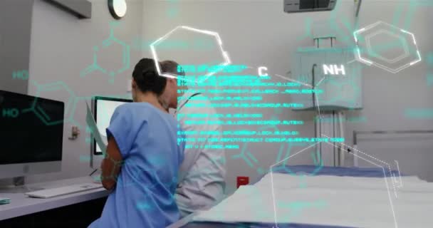 Animacja Kodów Struktura Molekularna Nad Lekarzami Kaukaskimi Omawiającymi Raporty Medyczne — Wideo stockowe