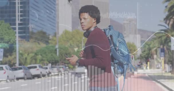 Akıllı Telefon Kullanan Afro Amerikan Bir Adamın Istatistiksel Veri Işleme — Stok video