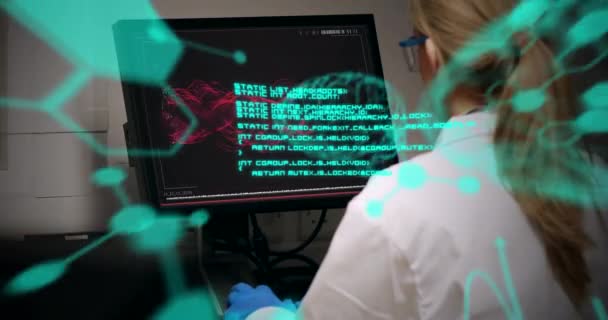 用计算机在高加索女科学家身上动画代码和分子结构 数字合成 实验室 筛选和技术概念 — 图库视频影像