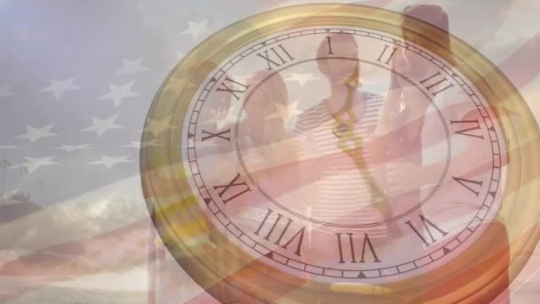 Анимация Часов Флага Америки Над Разнообразными Друзьями Смотрящими Старые Воспоминания — стоковое видео