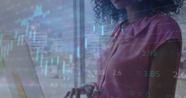 複数のグラフとトレーディングボードのアニメーション 立ってラップトップに取り組む女性 デジタル複合 複数の露出 オフィス レポート ビジネス 株式市場 技術コンセプト — ストック動画