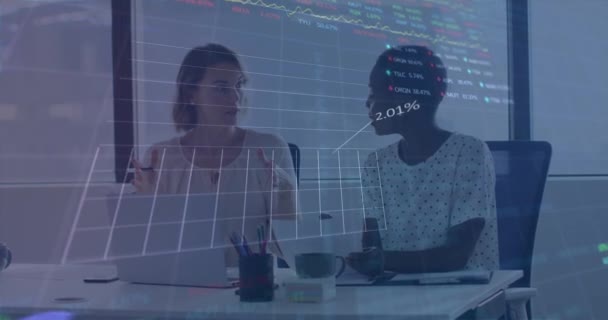 激励统计 股票市场的数据处理两个不同的妇女在办公室讨论 全球经济和商业数据技术概念 — 图库视频影像