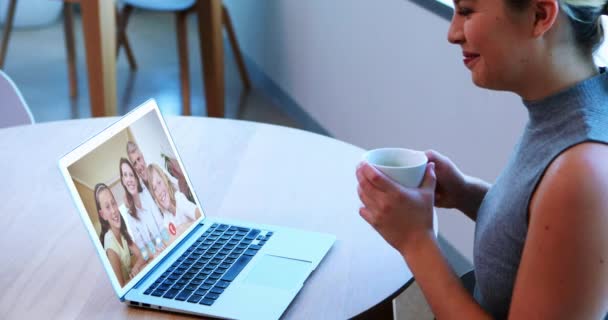 Кавказька Жінка Вдома Проводить Відеонараду Своєму Ноутбуку Сім Батьками Двома — стокове відео