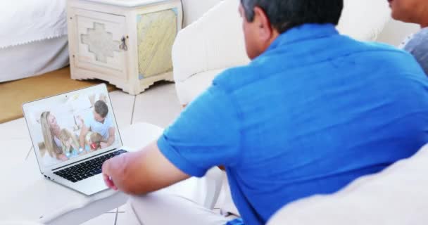 Idősebb Kaukázusi Házaspár Együtt Otthon Videóbeszélgetést Folytat Laptopon Párral Gyerekekkel — Stock videók
