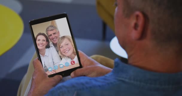 Homem Caucasiano Sênior Casa Ter Vídeo Chat Tablet Com Uma — Vídeo de Stock