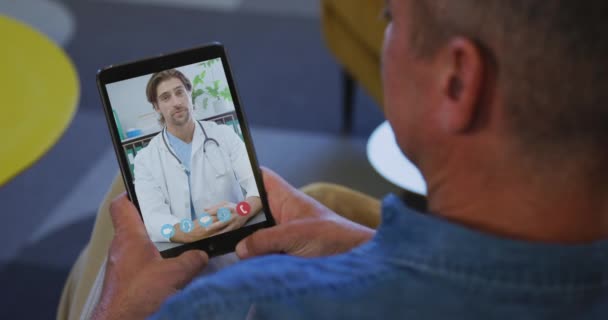 Homem Caucasiano Sênior Casa Ter Vídeo Chat Tablet Com Médico — Vídeo de Stock
