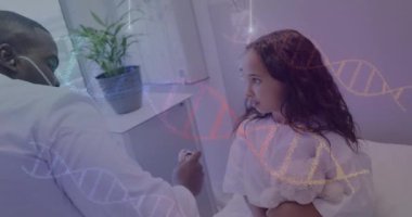 Afro-Amerikan erkek doktor ve kız hasta arasındaki veri işleme animasyonu. Küresel sağlık, bilim, tıp, araştırma, bilgisayar ve veri işleme kavramı dijital olarak oluşturulmuş video.