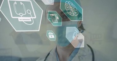 Kafkas kadın doktor üzerinde ikonlar ve tıbbi veri işleme animasyonları. Küresel tıp, bilgisayar ve veri işleme kavramı dijital olarak oluşturulmuş video.