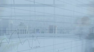 Çoklu grafiklerin animasyonu, modern şehre karşı cam pencereden yürüyen insanların hızlandırılması. Dijital bileşik, çoklu pozlama, rapor, iş, binalar ve mimari konsept.