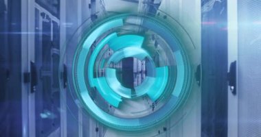 Sunucu odasında daireler ve bilgisayar dili yükleme animasyonu. Dijital bileşik, çoklu pozlama, ilerleme, kodlama, ağ oluşturma, veri merkezi, güvenlik, ağ sunucusu ve teknoloji kavramı.