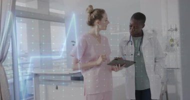 Hastanedeki çeşitli doktorlarda veri işleme animasyonu. Küresel sağlık, bilim, tıp, araştırma, bilgisayar ve veri işleme kavramı dijital olarak oluşturulmuş video.