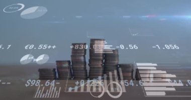 Madeni para yığınları üzerinde finansal veri işleme animasyonu. Küresel iş, finans, hesaplama ve veri işleme kavramı dijital olarak oluşturulmuş video.