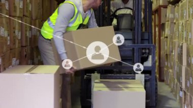 Kafkasyalı bir adamın depoda forkliftle kutu yüklemesi üzerine bağlı profil simgelerinin animasyonu. Dijital bileşik, sosyal medya, telekomünikasyon, ulaşım, nakliye, dağıtım ve takım çalışması.