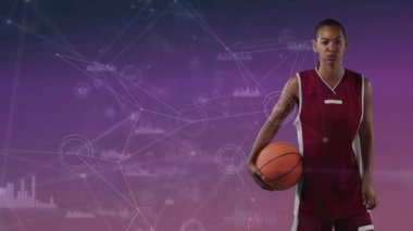 Çift ırklı bayan basketbolcu üzerinden bağlantı ağının animasyonu. Küresel spor, bağlantılar, hesaplama ve veri işleme kavramı dijital olarak oluşturulmuş video.