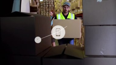 Kafkasyalı teslimatçının minibüse kutu yüklemesi üzerine bağlı müzik ve telefon simgelerinin animasyonu. Dijital bileşik, ses, ortam, teknoloji, ulaşım, depo, nakliye ve dağıtım.