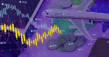 Uçak modeli ve madeni paralar üzerinde finansal veri işleme animasyonu. Küresel iş, finans, hesaplama ve veri işleme kavramı dijital olarak oluşturulmuş video.