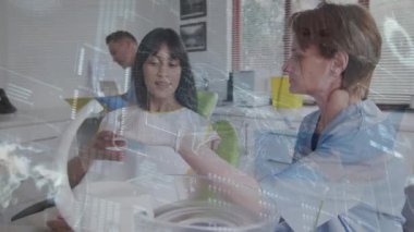 Kafkas kadın dişçi ve kadın hasta üzerinde veri işleme animasyonu. Küresel sağlık, bilim, tıp, araştırma, bilgisayar ve veri işleme kavramı dijital olarak oluşturulmuş video.