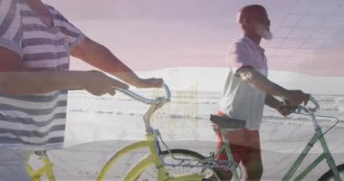 Mısırlı bayrağın animasyonu bisikletli mutlu melez çiftin üzerinde. Yaşam tarzı, spor, vatanseverlik ve refah konsepti dijital olarak oluşturulmuş video.