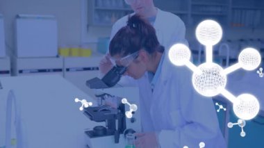 Laboratuvarda mikroskop kullanan beyaz bilim adamları üzerindeki moleküllerin animasyonu. Bilim, bilgisayar ve dijital arayüz kavramı dijital olarak oluşturulmuş video.