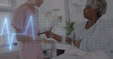 Kafkasyalı kadın doktor ve kadın hasta arasında veri işleme animasyonu. Küresel sağlık, bilim, tıp, araştırma, bilgisayar ve veri işleme kavramı dijital olarak oluşturulmuş video.