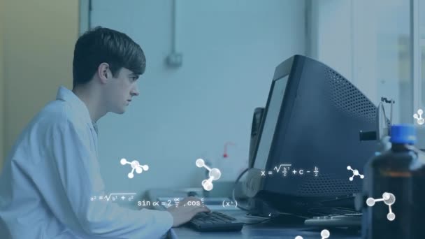 分子と数学の方程式のアニメーションは 研究室でコンピュータを使用する慎重な科学者を超えています コンピューティング デジタルインターフェースのコンセプトデジタル生成ビデオ — ストック動画