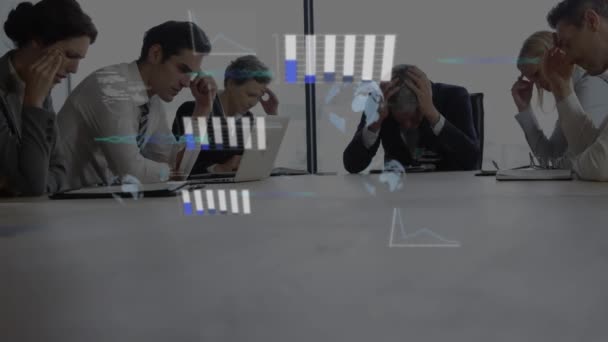 计算机语言的动画 各种同事都强调在失去工作后的工作 数字合成 多重曝光 全球化 编码和技术概念 — 图库视频影像