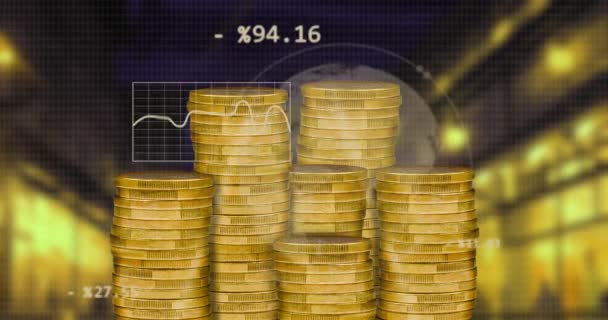 Анимация Обработки Финансовых Данных Над Золотыми Монетами Глобальный Бизнес Финансы — стоковое видео