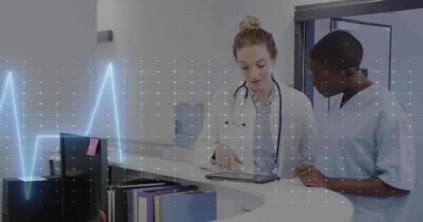 在医院里对不同的医生进行数据处理的动画 全球医疗保健 计算和数据处理概念 — 图库视频影像