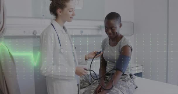 女性患者との白人女性医師に対するデータ処理のアニメーション グローバルヘルスケア コンピューティング データ処理コンセプトデジタル生成ビデオ — ストック動画
