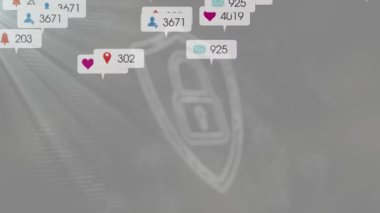 Simgelerin canlandırılması, uyarı çubuklarındaki numaraların değişmesi gri arkaplandaki kalkandaki asma kilit üzerinde. Dijital olarak oluşturulmuş, hologram, koruma, sosyal medya, güvenlik ve teknoloji kavramı.