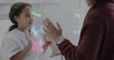 Annesiyle hastanede yatan melez bir kızın veri işleme animasyonu. Küresel tıp, bilgisayar ve veri işleme kavramı dijital olarak oluşturulmuş video.