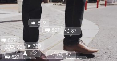 Karşıdan karşıya geçen Afrikalı Amerikalı adamın sosyal medya simgelerinin animasyonu. Sosyal medya ağı ve iş teknolojisi kavramı