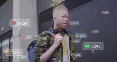 Sokakta yürüyen Afrikalı Amerikalı albino adama karşı sosyal medya ikonlarının canlandırılması. Sosyal medya ağı ve iş teknolojisi kavramı