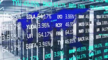 Sunucu odasındaki sunucu raflarındaki izleyiciler üzerinden işlem tahtası ve haritanın animasyonu. Dijital bileşik, çoklu pozlama, borsa, küresel, veri merkezi, ağ, teknoloji kavramı.