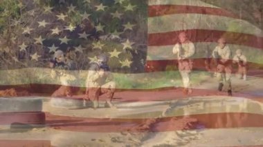 Amerikan bayrağının değişik askerlerin üzerinde canlandırılması. Amerikan vatanseverliği, silahlı kuvvetler ve savunma konsepti dijital olarak oluşturulmuş video.