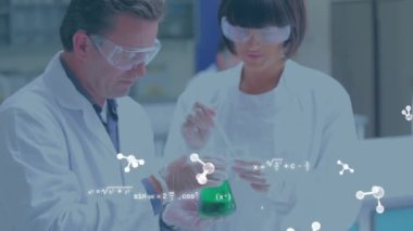 Laboratuvarda mikroskop kullanan beyaz bilim adamları üzerinde molekül ve matematiksel denklemlerin animasyonu. Bilim, bilgisayar ve dijital arayüz kavramı dijital olarak oluşturulmuş video.